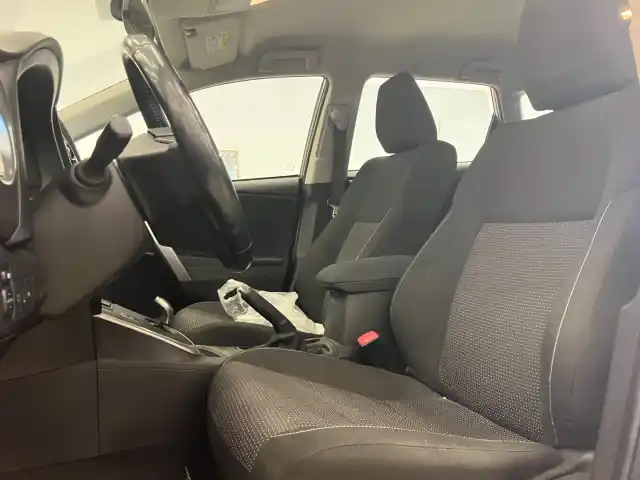 Ruskea (beige) Farmari, Toyota Auris – UYT-143