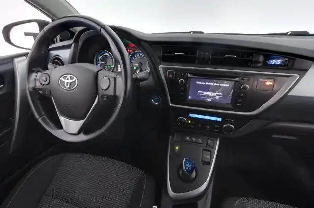 Ruskea (beige) Farmari, Toyota Auris – UYT-143