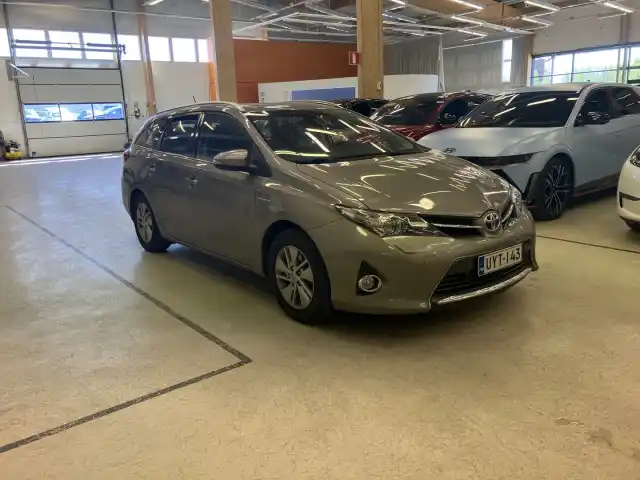 Ruskea (beige) Farmari, Toyota Auris – UYT-143