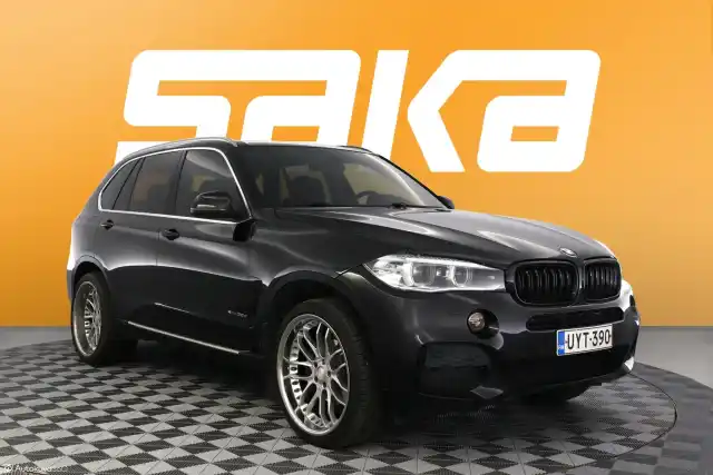 Musta Maastoauto, BMW X5 – UYT-390