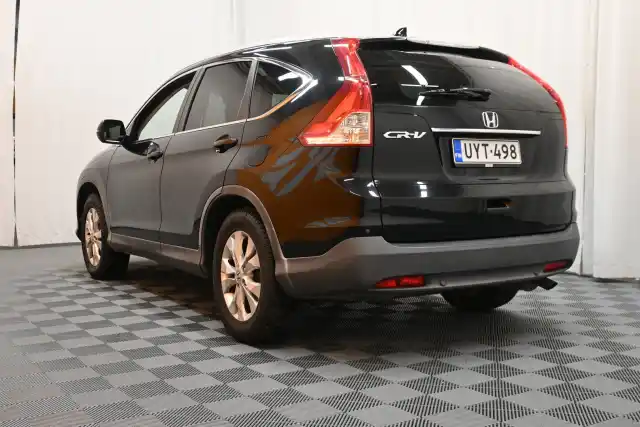 Musta Maastoauto, Honda CR-V – UYT-498