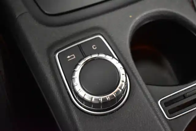 Valkoinen Viistoperä, Mercedes-Benz A – UYT-864