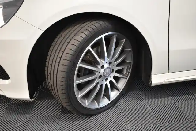 Valkoinen Viistoperä, Mercedes-Benz A – UYT-864