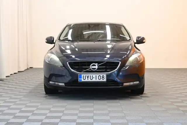 Sininen Viistoperä, Volvo V40 – UYU-108