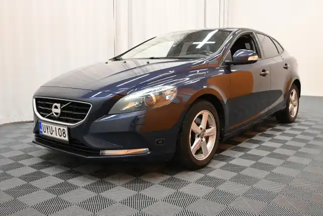 Sininen Viistoperä, Volvo V40 – UYU-108