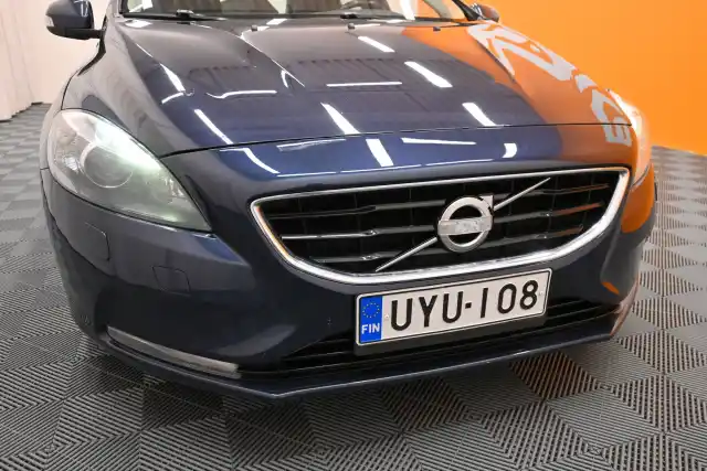 Sininen Viistoperä, Volvo V40 – UYU-108