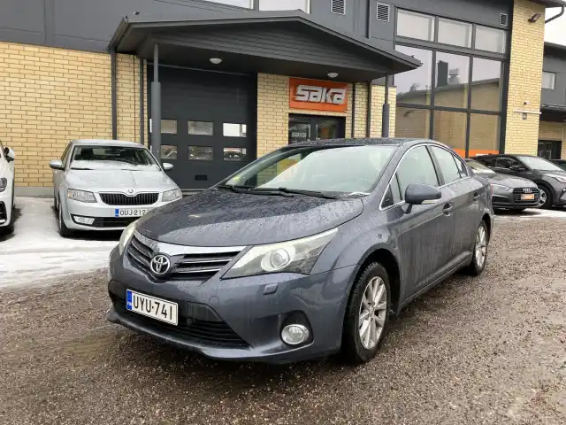 Sininen Sedan, Toyota Avensis – UYU-741