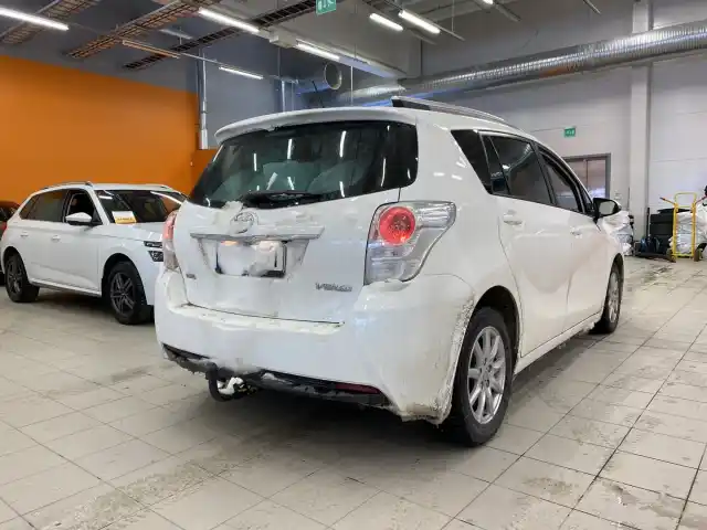 Valkoinen Tila-auto, Toyota Verso – UYV-491