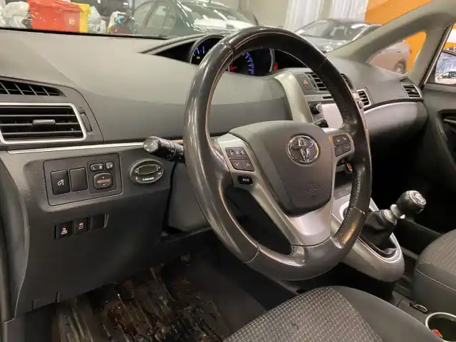 Valkoinen Tila-auto, Toyota Verso – UYV-491