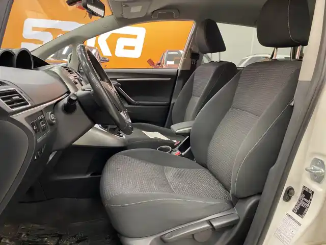 Valkoinen Tila-auto, Toyota Verso – UYV-491