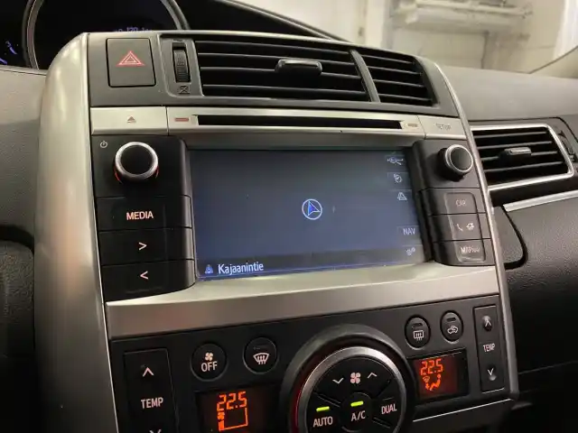 Valkoinen Tila-auto, Toyota Verso – UYV-491