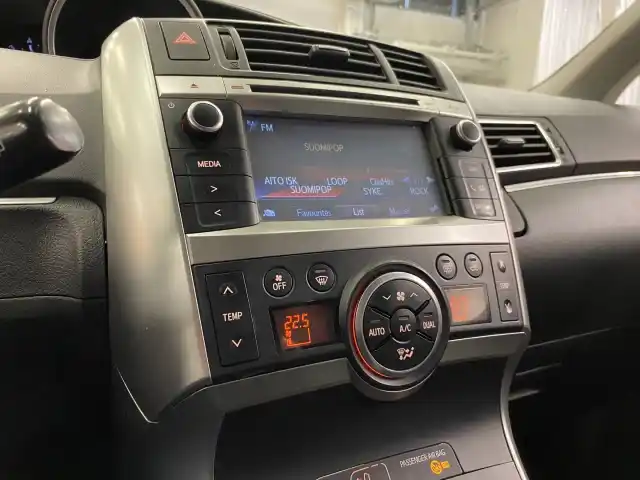 Valkoinen Tila-auto, Toyota Verso – UYV-491