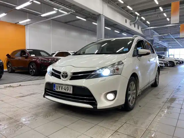 Valkoinen Tila-auto, Toyota Verso – UYV-491