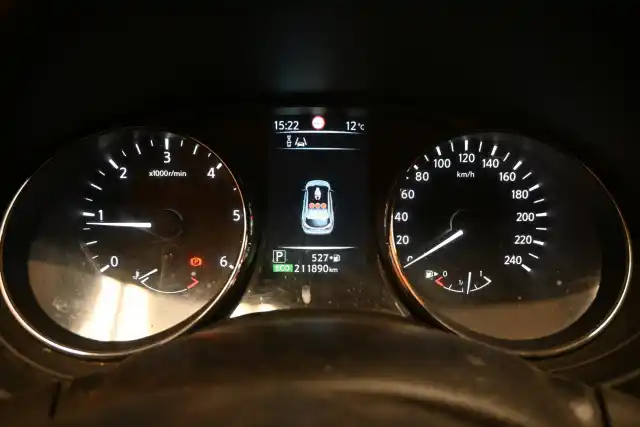 Valkoinen Maastoauto, Nissan Qashqai – UYX-859