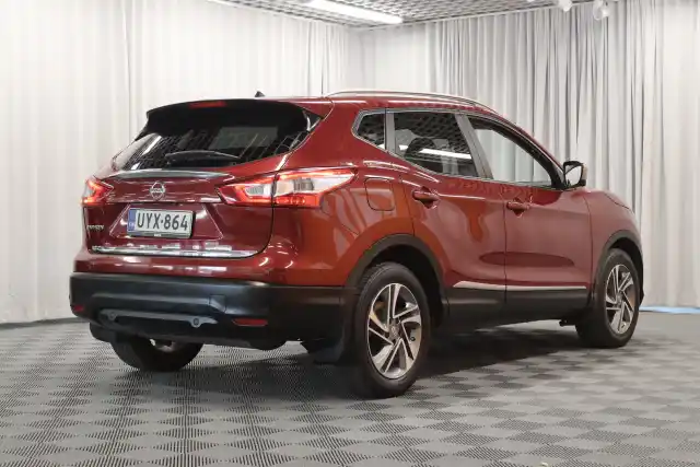 Punainen Maastoauto, Nissan Qashqai – UYX-864