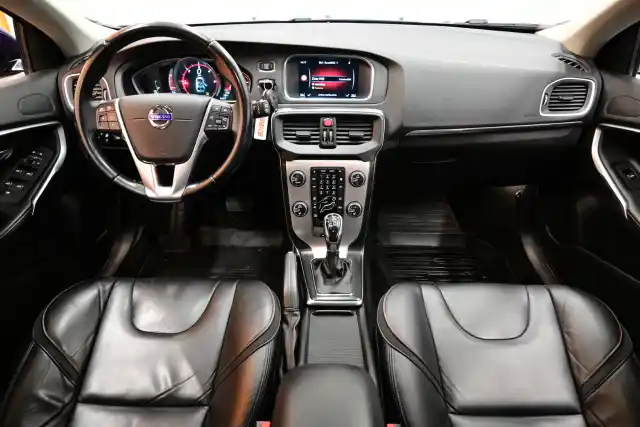 Sininen Viistoperä, Volvo V40 – UYY-330