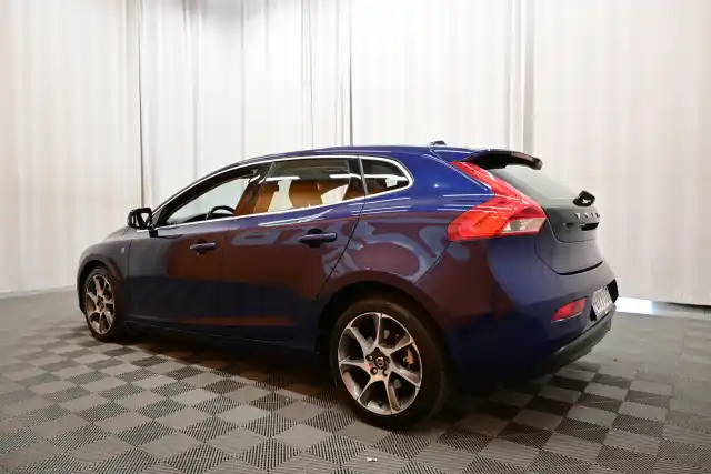 Sininen Viistoperä, Volvo V40 – UYY-330