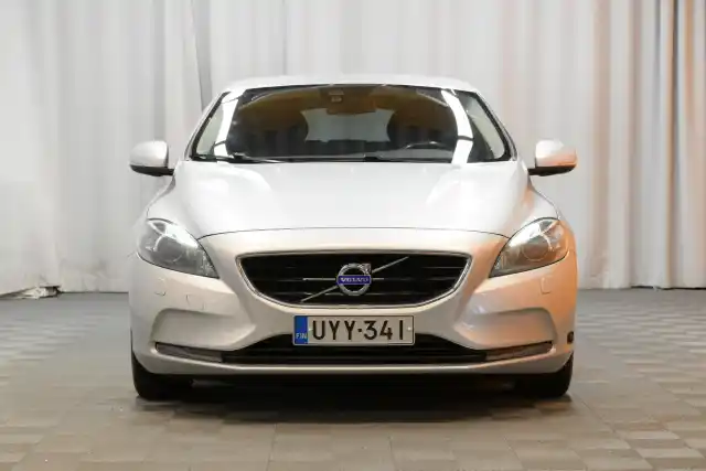 Harmaa Viistoperä, Volvo V40 – UYY-341