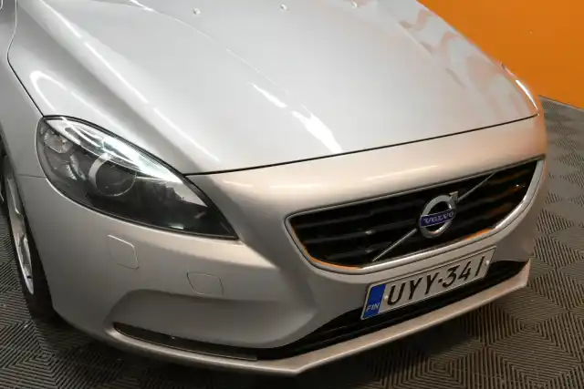 Harmaa Viistoperä, Volvo V40 – UYY-341