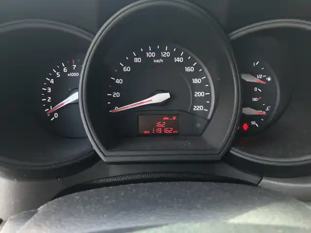 Musta Viistoperä, Kia Rio – UYY-525