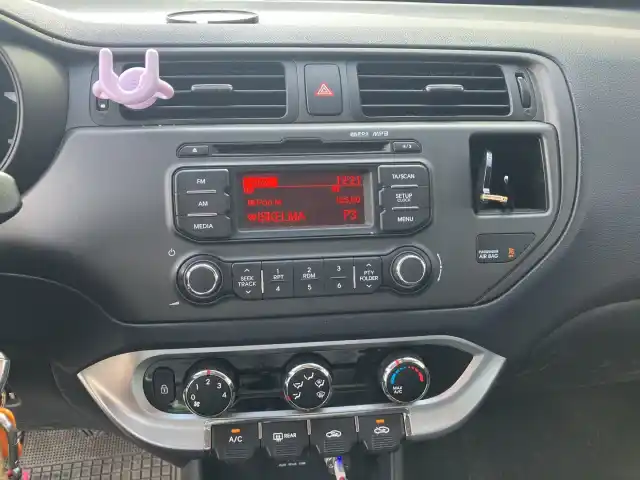 Musta Viistoperä, Kia Rio – UYY-525