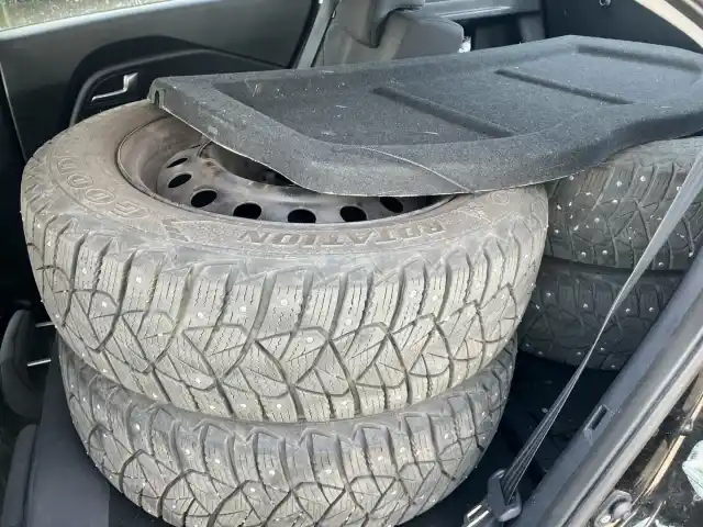 Musta Viistoperä, Kia Rio – UYY-525