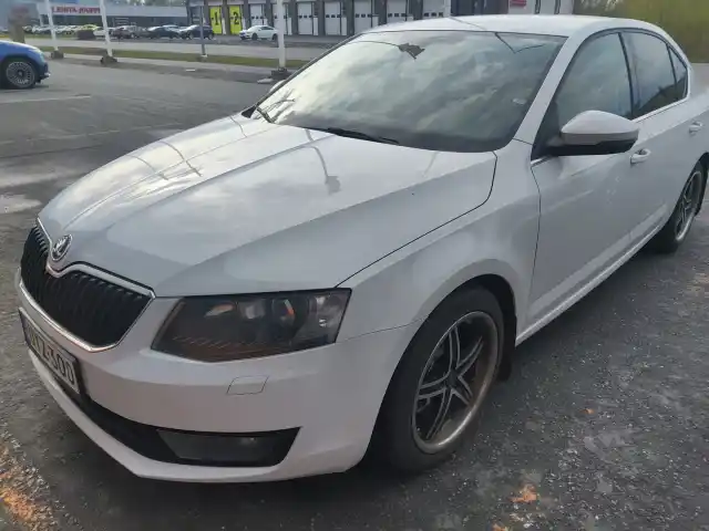 Valkoinen Viistoperä, Skoda Octavia – UYZ-300