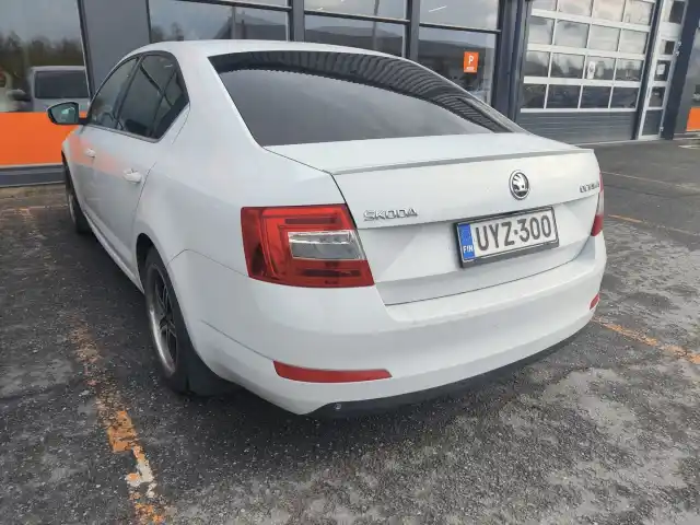 Valkoinen Viistoperä, Skoda Octavia – UYZ-300