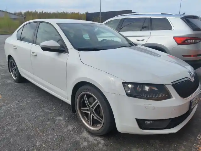 Valkoinen Viistoperä, Skoda Octavia – UYZ-300