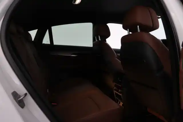 Valkoinen Maastoauto, BMW X6 – UYZ-802