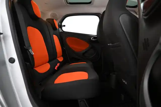 Monivär. Viistoperä, smart forfour – UYZ-816