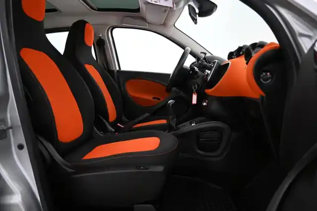 Monivär. Viistoperä, smart forfour – UYZ-816