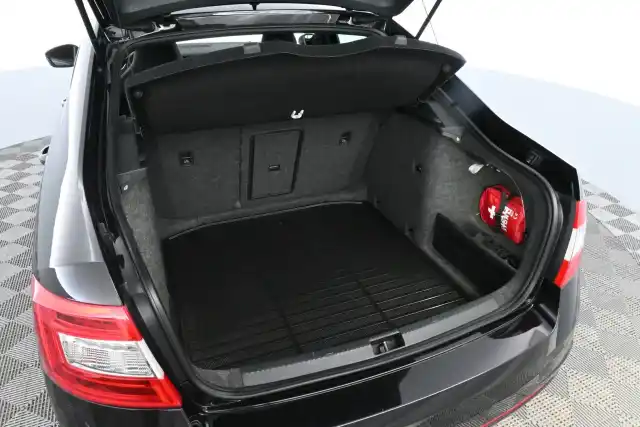 Musta Sedan, Skoda Octavia – UZC-350
