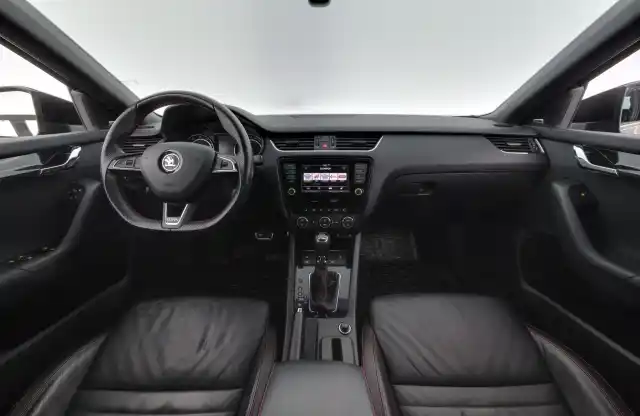Musta Sedan, Skoda Octavia – UZC-350