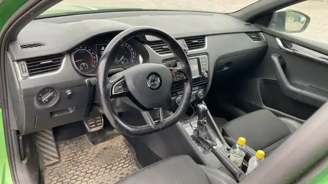 Vihreä Farmari, Skoda Octavia – UZE-588