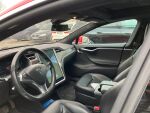 Punainen Sedan, Tesla Model S – UZF-304, kuva 3