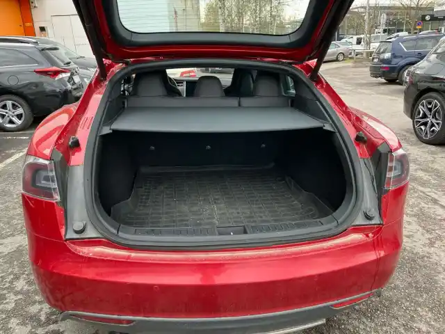 Punainen Sedan, Tesla Model S – UZF-304