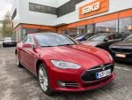 Punainen Sedan, Tesla Model S – UZF-304, kuva 1