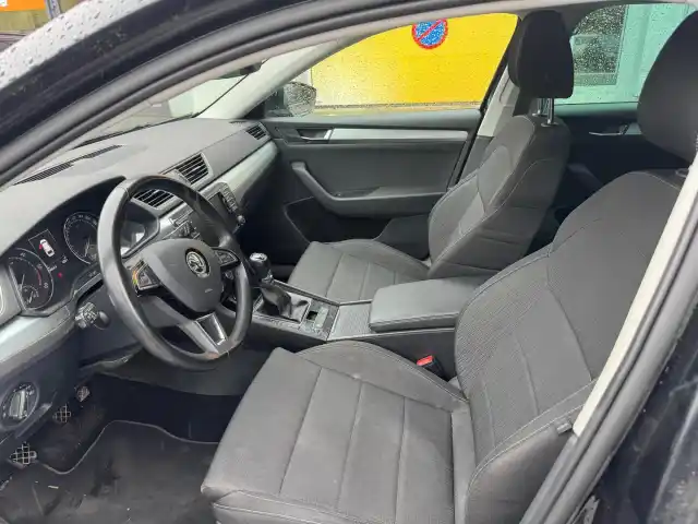 Musta Farmari, Skoda Superb – UZG-257
