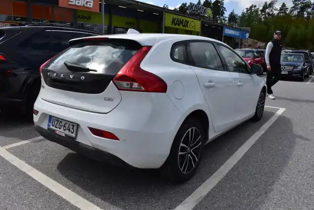Valkoinen Viistoperä, Volvo V40 – UZG-643
