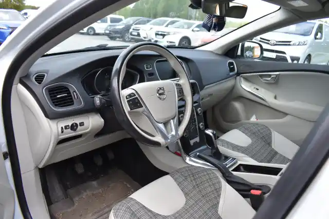 Valkoinen Viistoperä, Volvo V40 – UZG-643