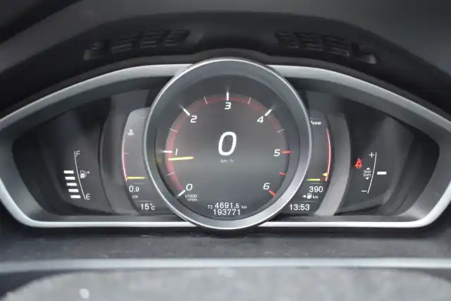 Valkoinen Viistoperä, Volvo V40 – UZG-643