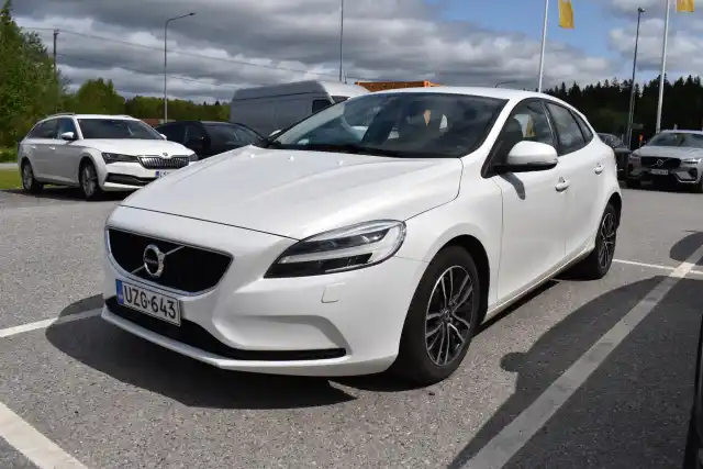 Valkoinen Viistoperä, Volvo V40 – UZG-643