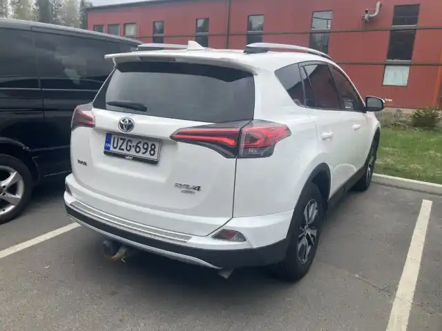 Valkoinen Maastoauto, Toyota RAV4 – UZG-698