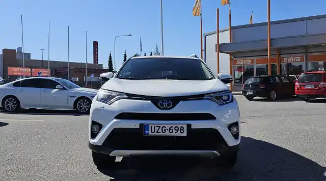Valkoinen Maastoauto, Toyota RAV4 – UZG-698
