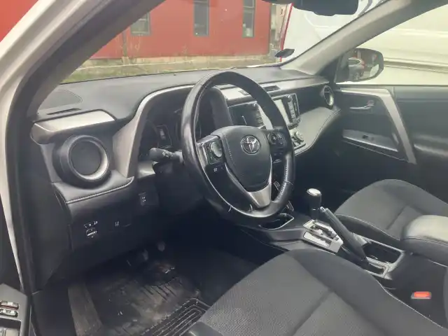 Valkoinen Maastoauto, Toyota RAV4 – UZG-698