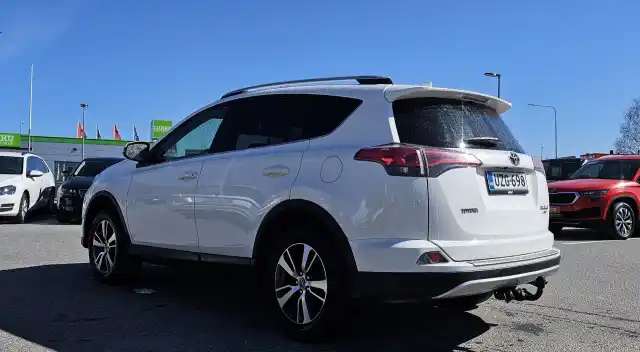 Valkoinen Maastoauto, Toyota RAV4 – UZG-698