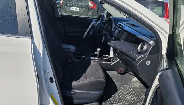 Valkoinen Maastoauto, Toyota RAV4 – UZG-698