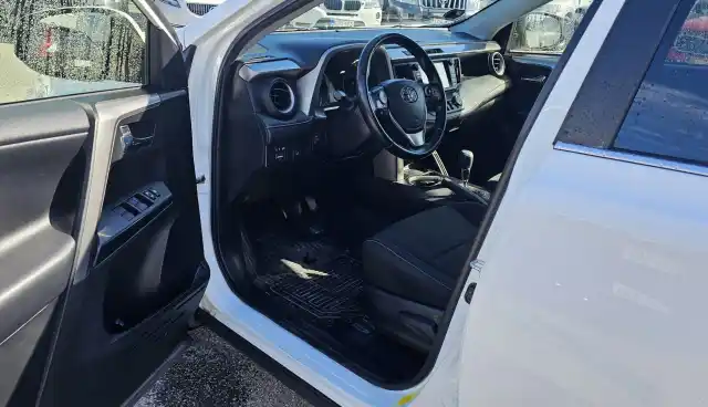 Valkoinen Maastoauto, Toyota RAV4 – UZG-698