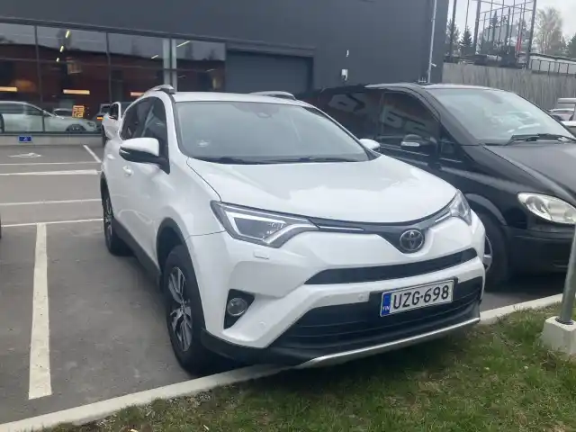 Valkoinen Maastoauto, Toyota RAV4 – UZG-698